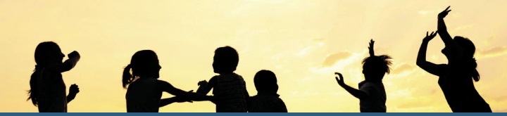 קבוצה של ילדים משחקים על רקע השקיעה