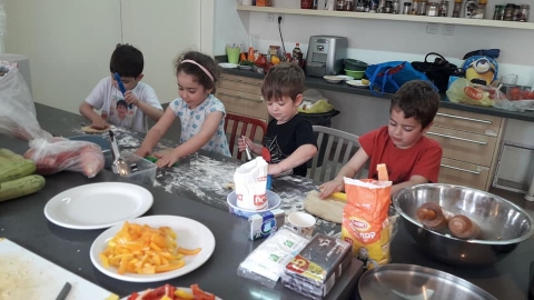 ילדים_מתנדבים_בבית_הגלגלים..jpg