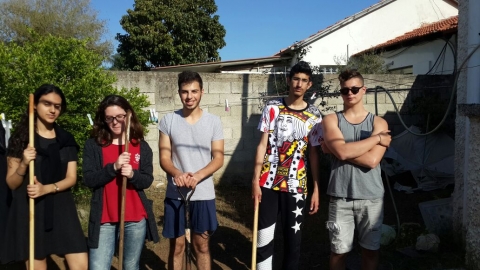 תלמידי_תיכון_ראשונים_מעניקים_מתנה_ומטפחים_גינות_וחצרות.jpg