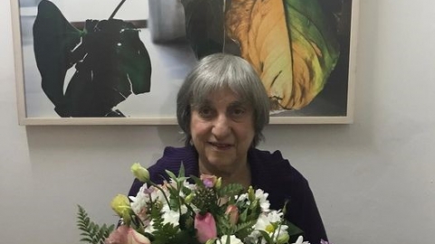 זר פרחים מראש העיר לרחל רבן שחוגגת יום הולדת 90.jpg