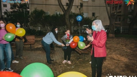 משמחים את תושבי העיר המבוגרים שלנו בחגיגות יום הולדת.jpg