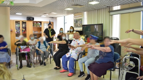 לכבוד יום הקשיש הבינלאומי מתנדבי המדיקל סנטר הגיעו לשמח דרי בית אבות.jpg