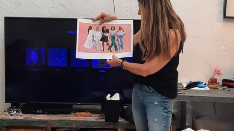 מנהיגת ההתנדבות בפעולה סדנת סטיילינג לנערות.jpg