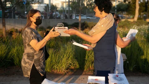 מנהלת מח התנדבות מעניקה שי.jpg